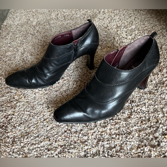 Woman Natural Leather Pointed Toe Ankle Booties (size 7) - Picture 3 of 13